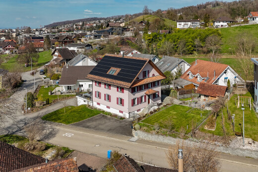 außenansicht mit day time, rasen, solaranlage, residential view, und wohngebietblick