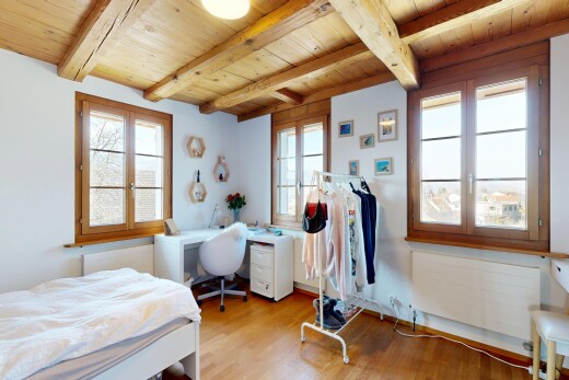 zimmer / schlafzimmer mit holzfußboden, wood finish floor, inside property, gipskartonwand, und drywall