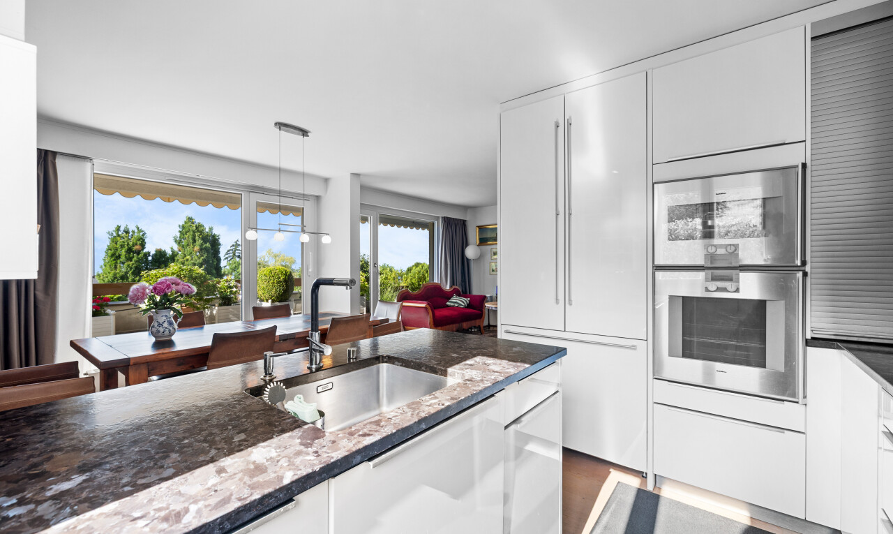 küche mit waschbecken, mikrowelle, day time, weiße schränke, und inside property