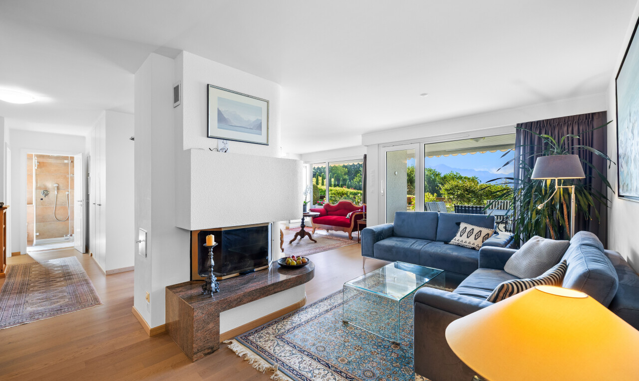 wohnzimmer mit inside property, holzfußboden, wood finish floor, natürliches licht, und natural light