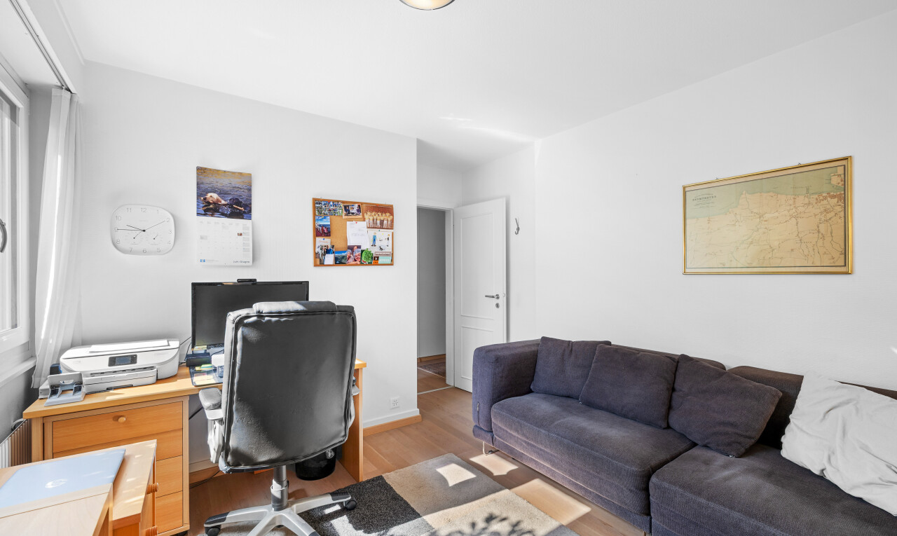büro mit fernseher, holzfußboden, wood finish floor, gipskartonwand, und drywall
