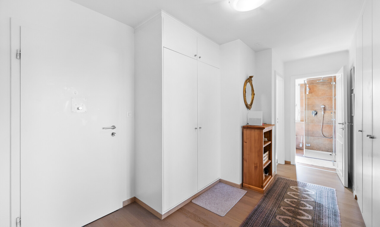 halle / korridor mit holzfußboden, wood finish floor, gipskartonwand, drywall, und inside property