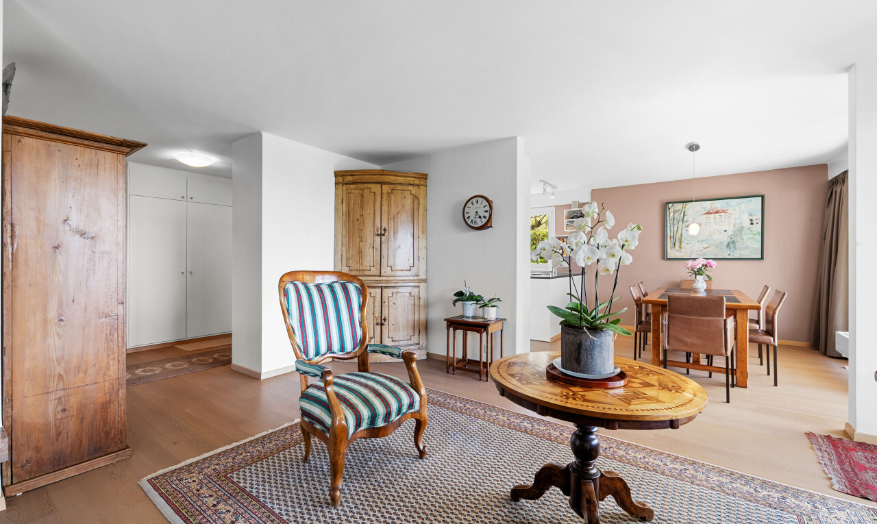 wohnzimmer mit holzfußboden, wood finish floor, gipskartonwand, drywall, und inside property