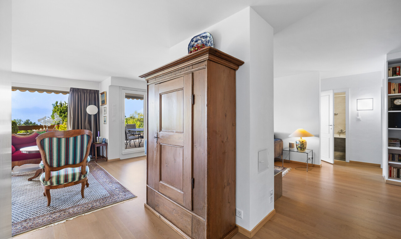 esszimmer mit holzfußboden, wood finish floor, inside property, gipskartonwand, und drywall