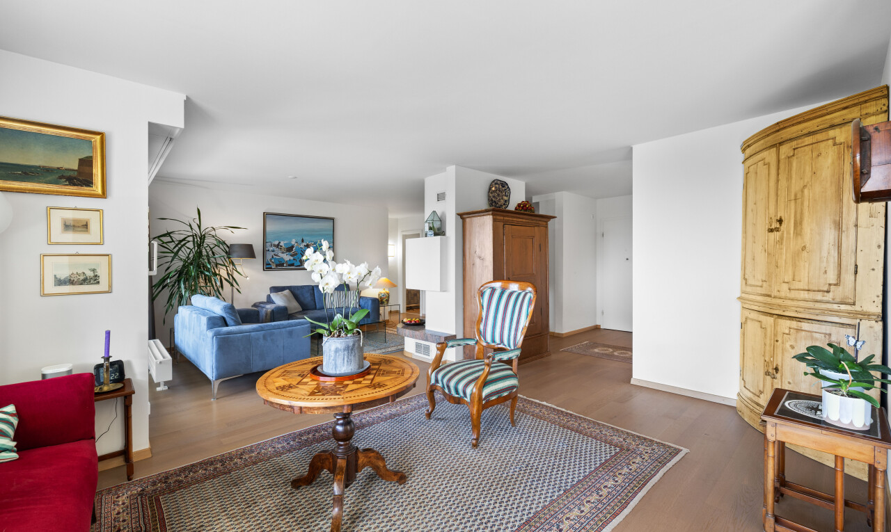 wohnzimmer mit holzfußboden, wood finish floor, gipskartonwand, drywall, und inside property