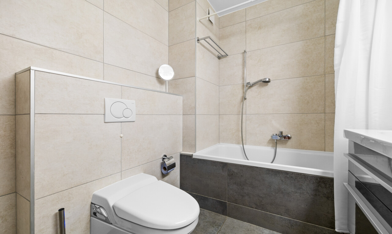 bad mit fliesenwand, tile wall, inside property, kombiniertes bad / dusche, und tile tub