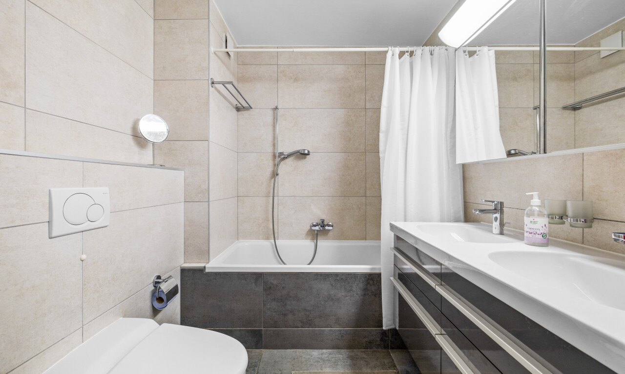 bad mit tile wall, fliesenwand, inside property, tile tub, und kombiniertes bad / dusche