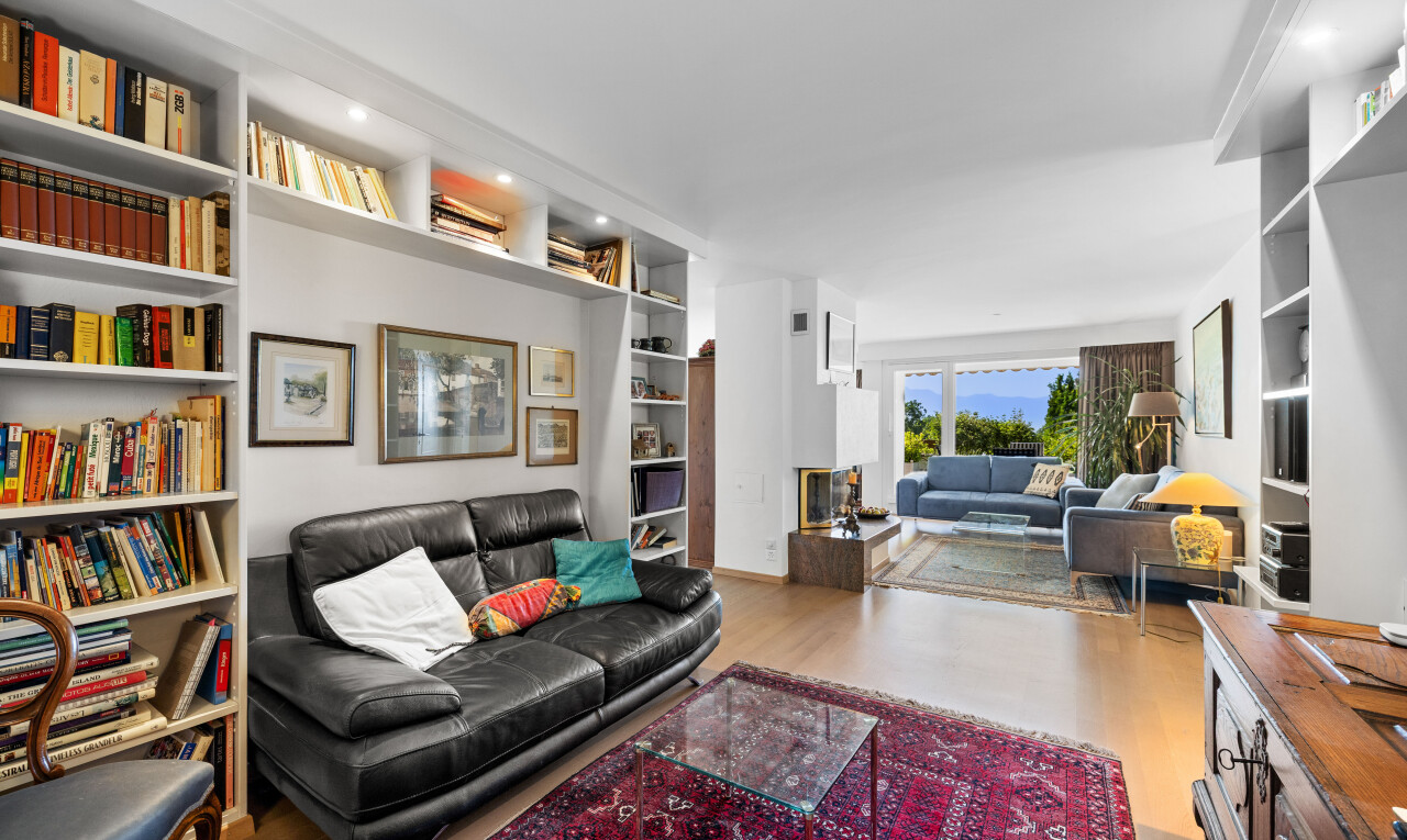 wohnzimmer mit wood finish floor, holzfußboden, inside property, natural light, und natürliches licht