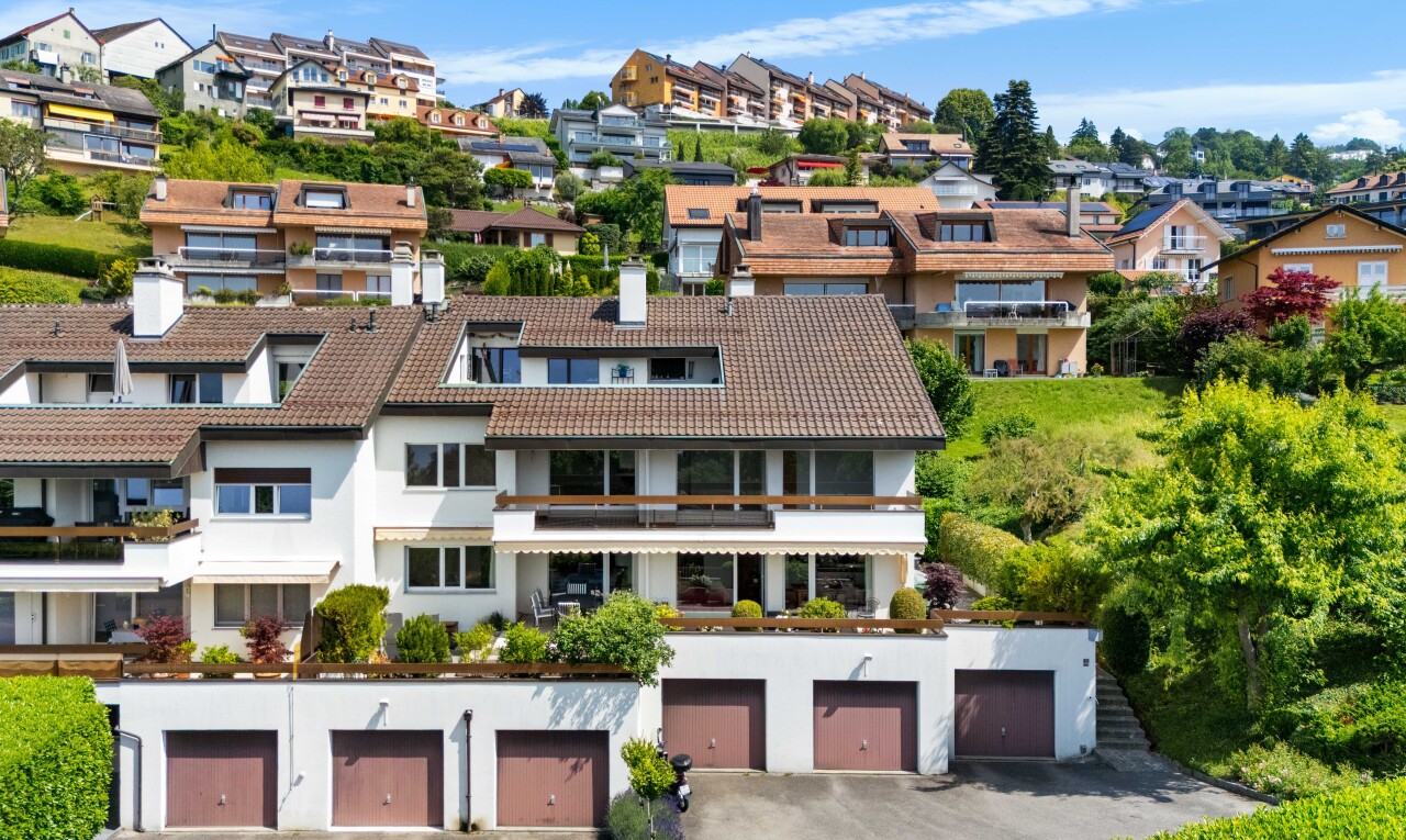 außenansicht mit ziegeldach, stuckverkleidung, balkon, schornstein, und day time