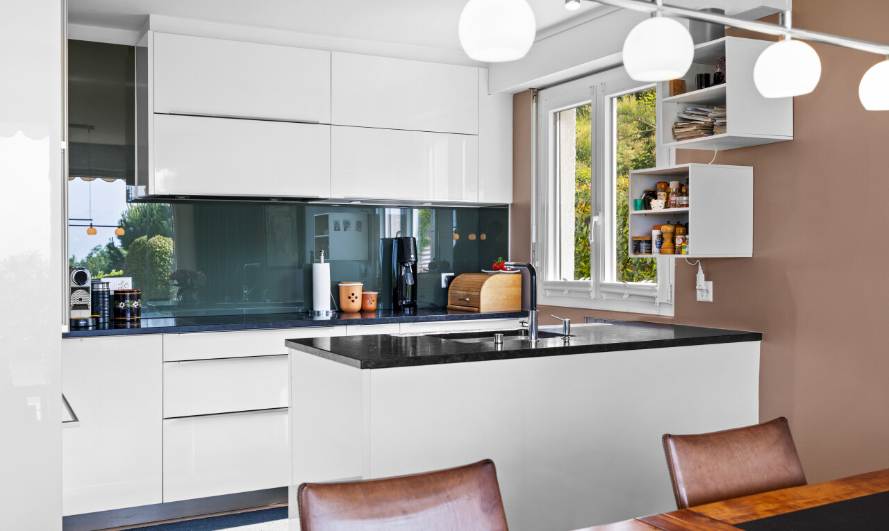 küche mit offene regale, schränke mit flachen paneelen, arbeitsplatten, inside property, und weiße schränke