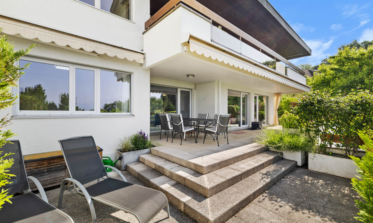 terrasse mit terrasse, markise, day time, property visible, und essbereich im freien