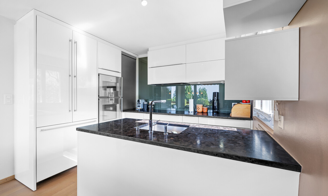 küche mit waschbecken, inside property, natürliches licht, natural light, und holzfußboden