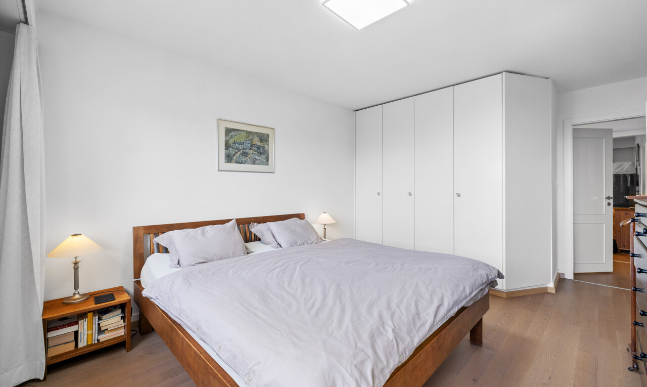 zimmer / schlafzimmer mit drywall, gipskartonwand, inside property, wood finish floor, und holzfußboden