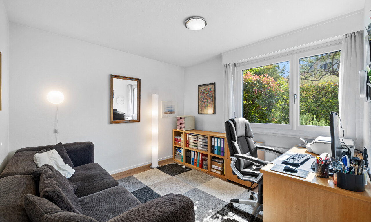 büro mit inside property, drywall, gipskartonwand, natural light, und natürliches licht