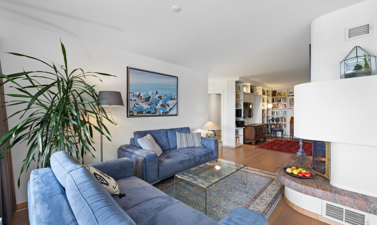 wohnzimmer mit lüftungsgitter, holzfußboden, wood finish floor, inside property, und gipskartonwand