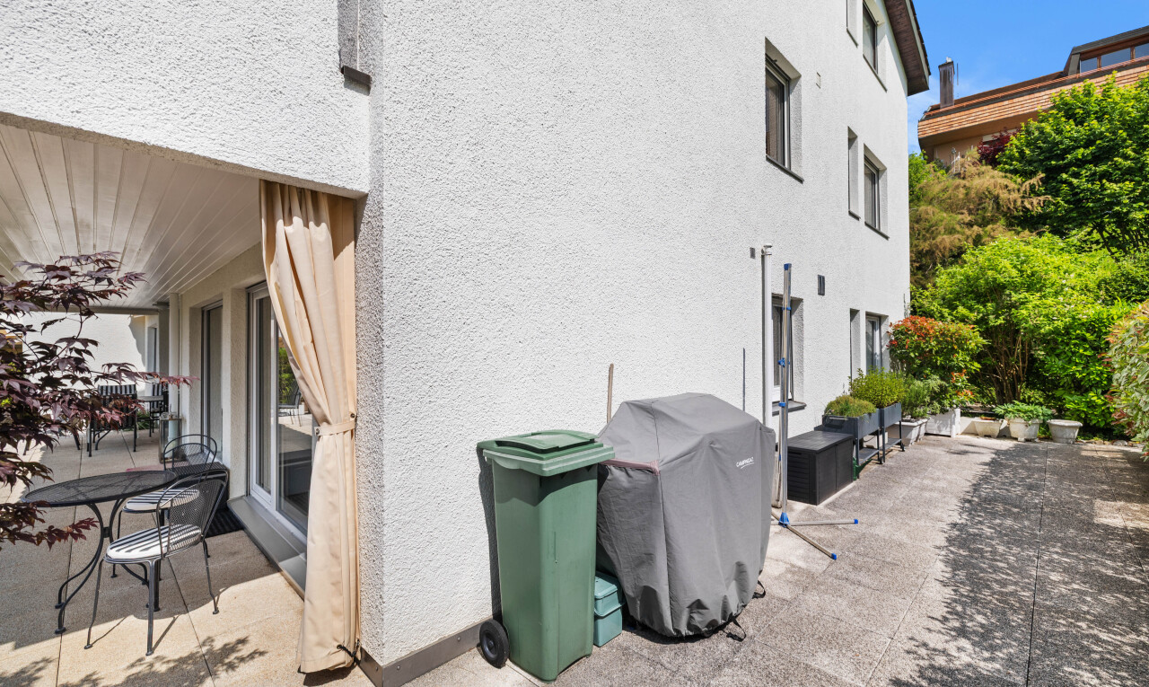 terrasse mit grill, day time, und property visible