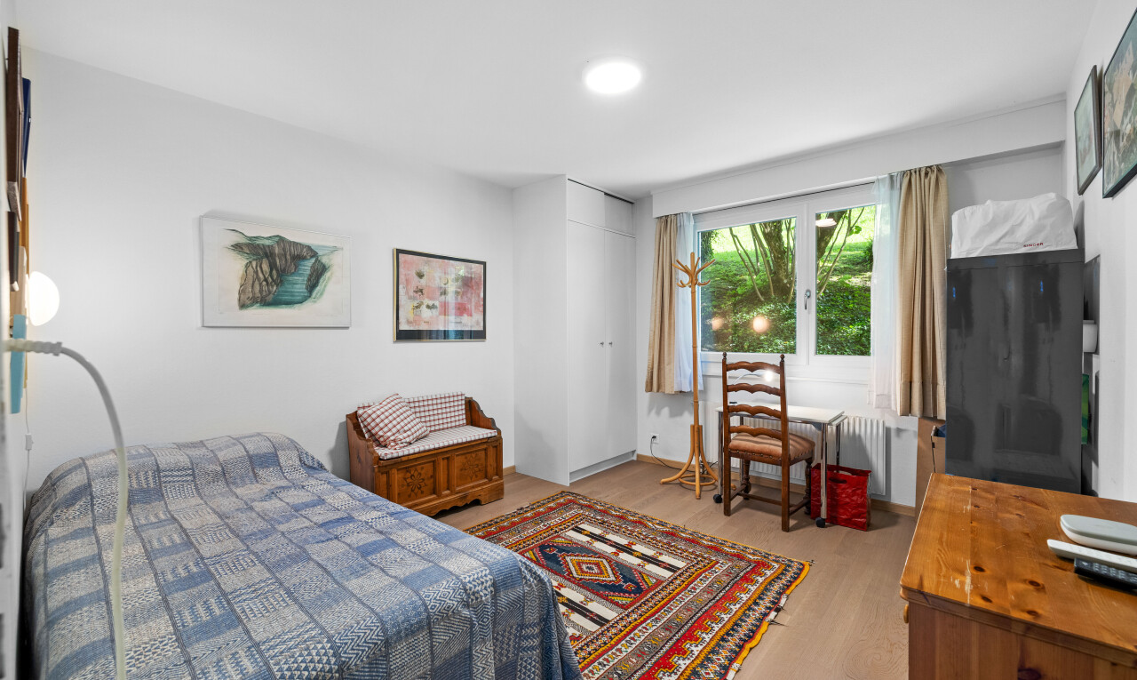 zimmer / schlafzimmer mit natürliches licht, natural light, holzfußboden, wood finish floor, und gipskartonwand