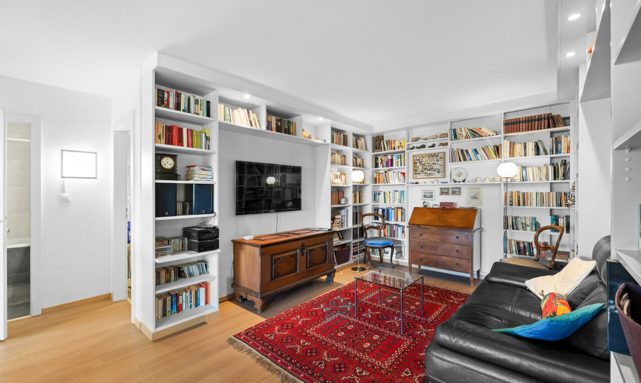 wohnzimmer mit fernseher, holzfußboden, wood finish floor, inside property, und gipskartonwand