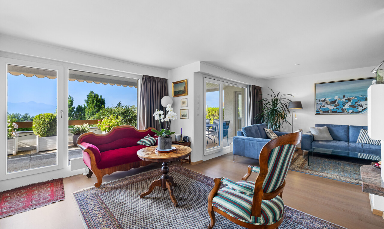 wohnzimmer mit inside property, natural light, natürliches licht, drywall, und gipskartonwand