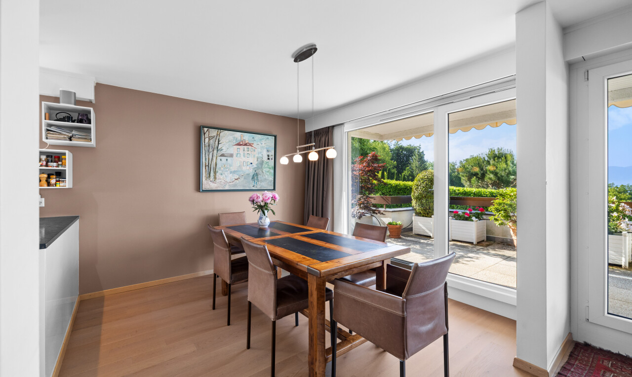 esszimmer mit inside property, gipskartonwand, drywall, holzfußboden, und wood finish floor