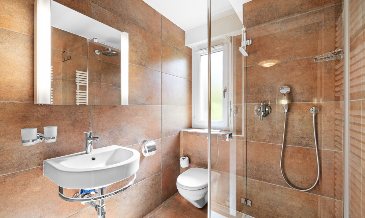 bad mit kühler, dusche, komplettes badezimmer, spiegel, und inside property