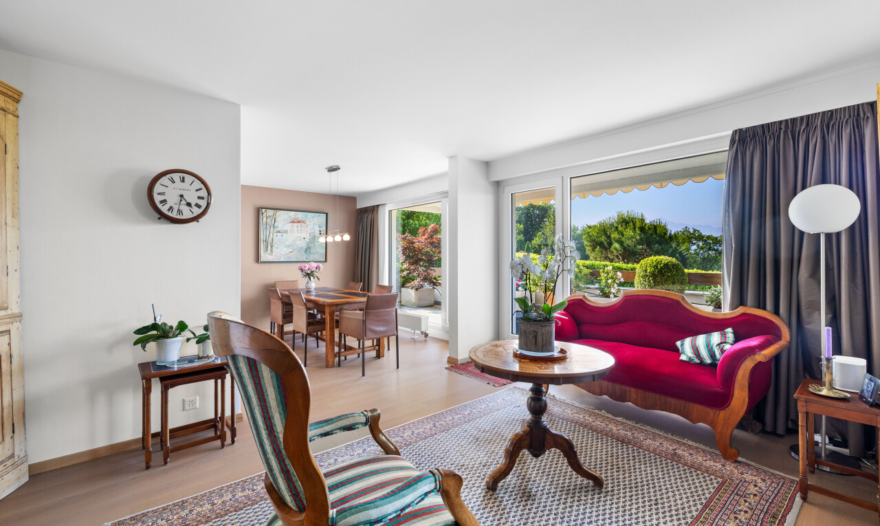 wohn- / esszimmer mit inside property, natürliches licht, natural light, holzfußboden, und wood finish floor