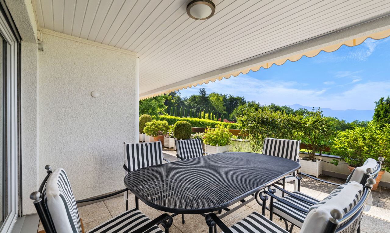 terrasse mit essbereich im freien, from property, und day time