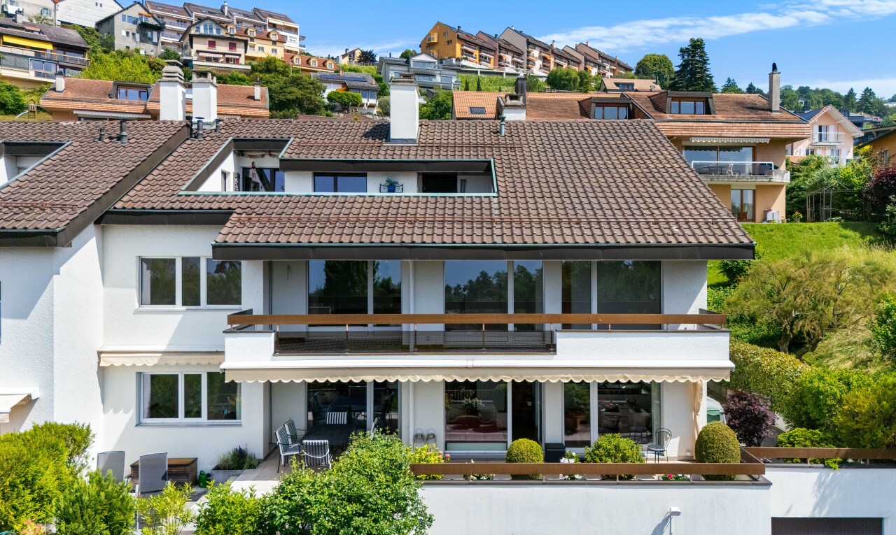 außenansicht mit balkon, ziegeldach, stuckverkleidung, day time, und property visible