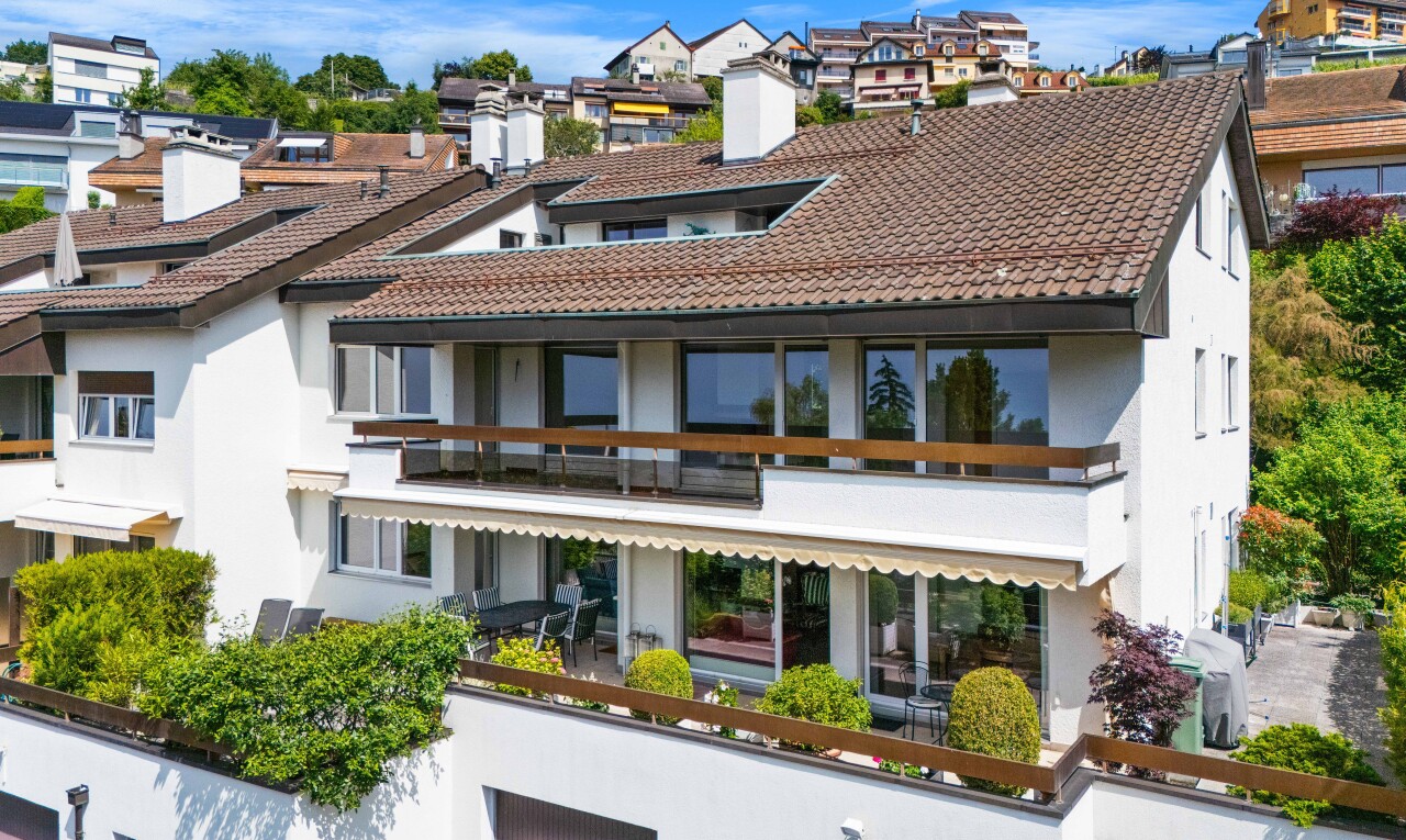 außenansicht mit day time, stuckverkleidung, balkon, ziegeldach, und property visible