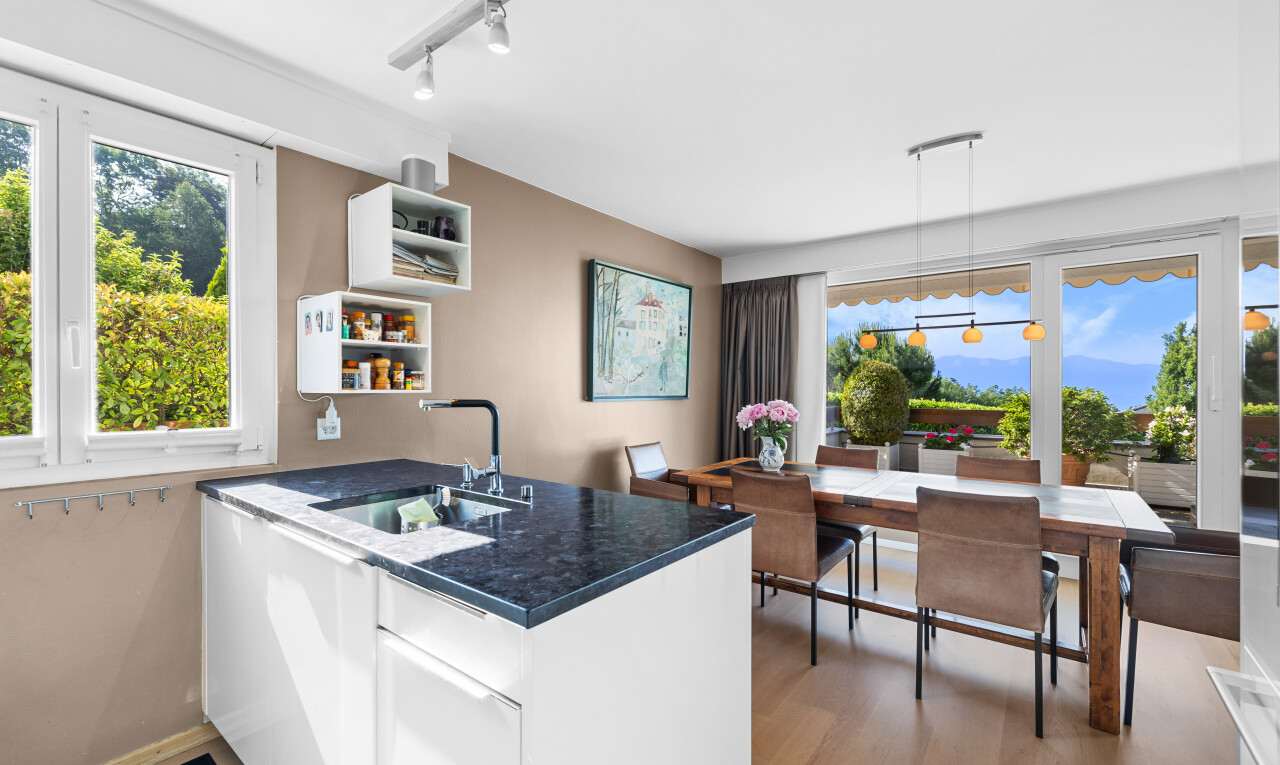 küche mit waschbecken, inside property, natural light, natürliches licht, und drywall