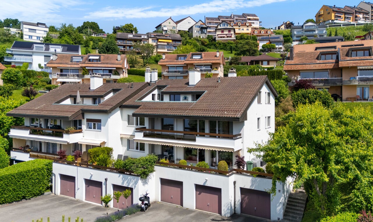 außenansicht mit wohngebietblick, residential view, day time, stuckverkleidung, und gemeinschaftsgaragen