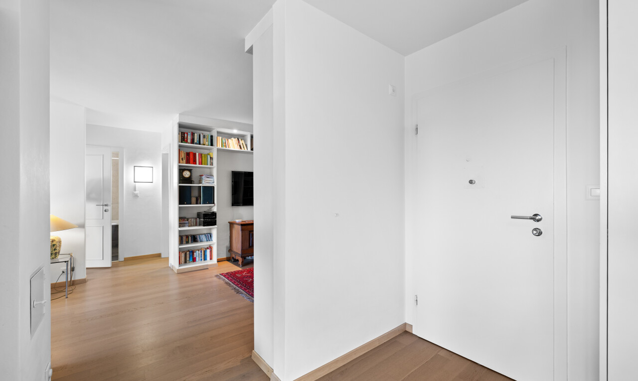 halle / korridor mit holzfußboden, wood finish floor, inside property, gipskartonwand, und drywall