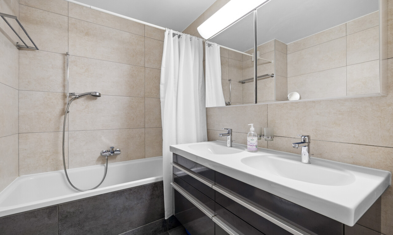 bad mit waschbecken, inside property, tile tub, kombiniertes bad / dusche, und spiegel