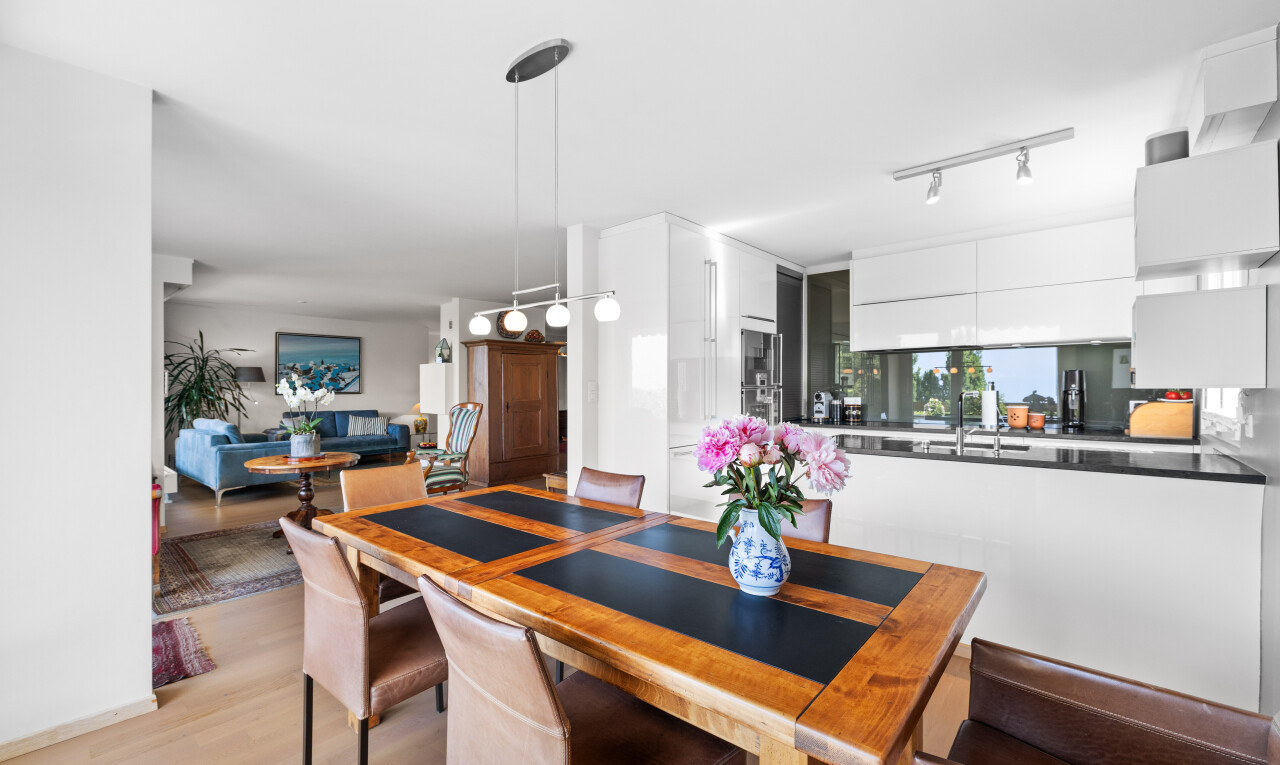 esszimmer mit inside property, wood finish floor, holzfußboden, track lighting, und deckenbeleuchtung