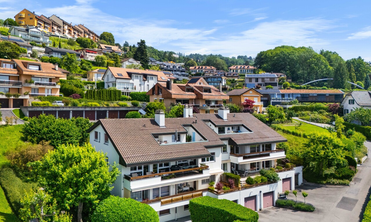 außenansicht mit schornstein, day time, ziegeldach, wohngebietblick, und residential view