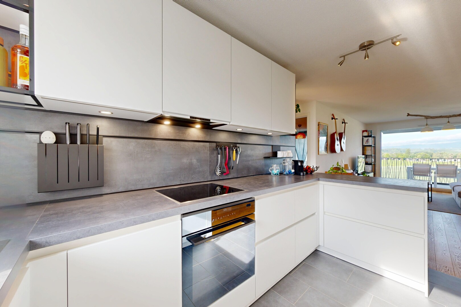 cuisine avec four, armoires blanches, white cabinets, inside property, et lumière naturelle