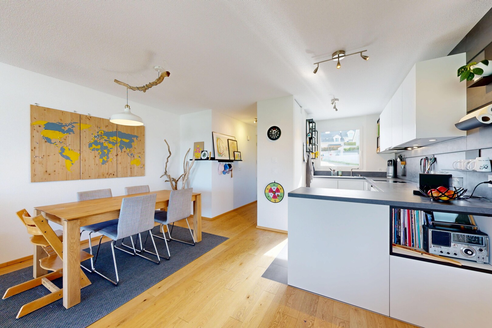 cuisine avec armoires blanches, white cabinets, sol en finition bois, wood finish floor, et inside property