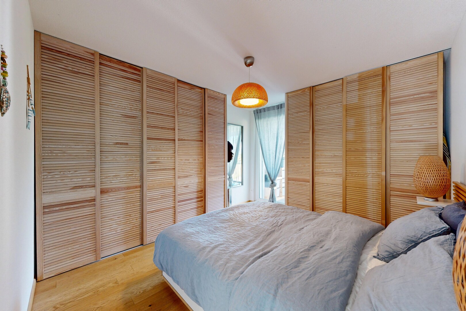 chambre avec deux placards, sol en finition bois, wood finish floor, inside property, et cloison sèche