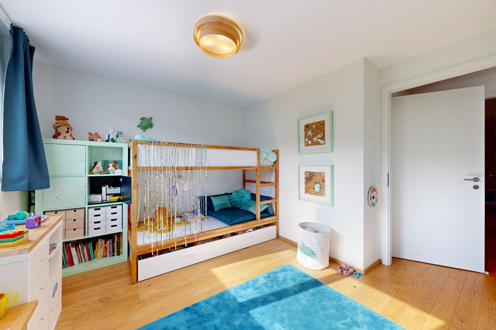 chambre avec wood finish floor, sol en finition bois, inside property, drywall, et cloison sèche