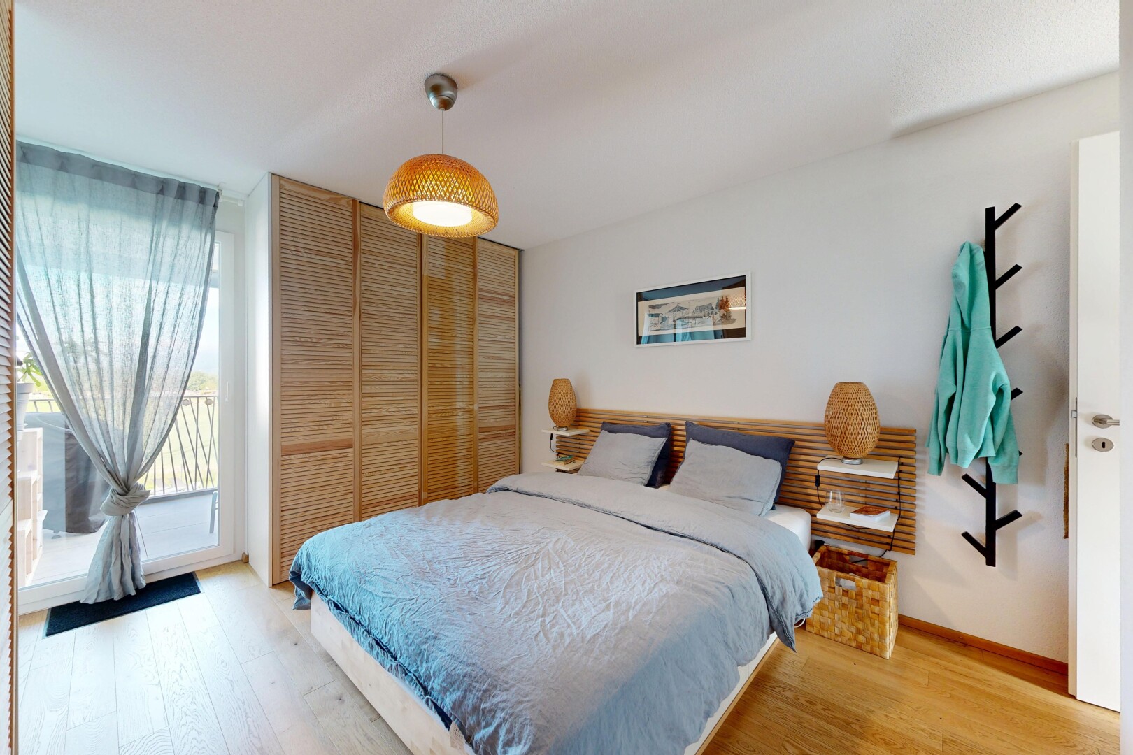 chambre avec sol en finition bois, wood finish floor, placard, cloison sèche, et drywall