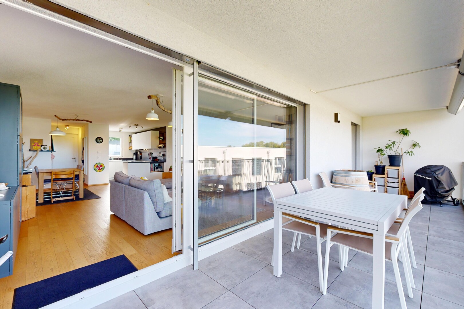 terrasse avec coin repas extérieur, inside property, et day time