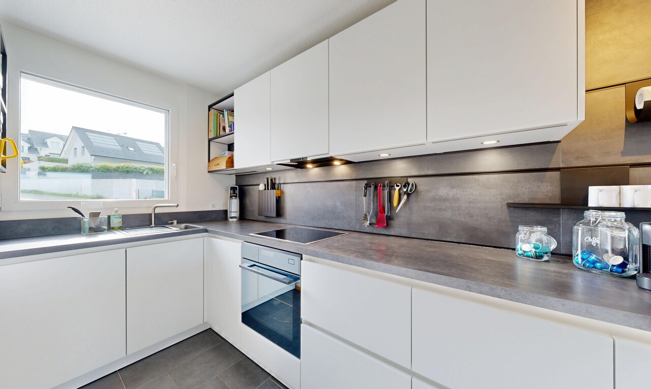 cuisine avec white cabinets, armoires blanches, four, natural light, et lumière naturelle