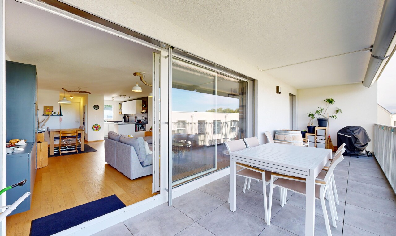 terrasse avec coin repas extérieur, inside property, et day time