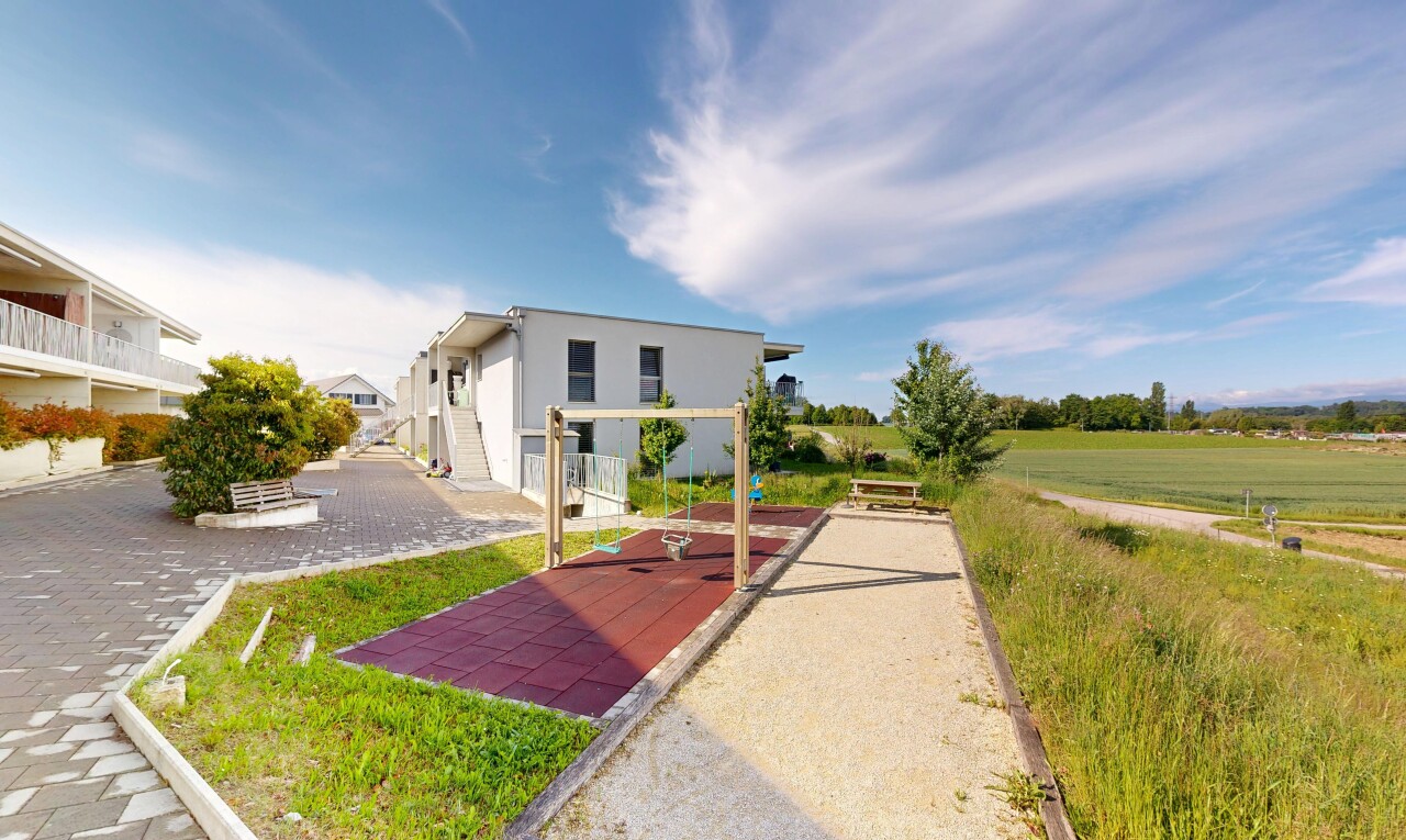 façade avec day time et boules (bocce)