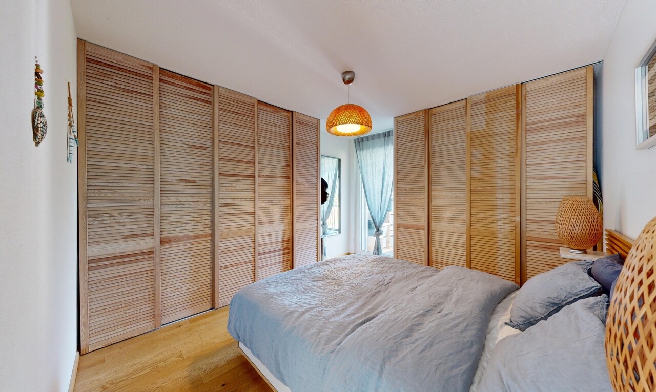 chambre avec deux placards, sol en finition bois, wood finish floor, inside property, et cloison sèche