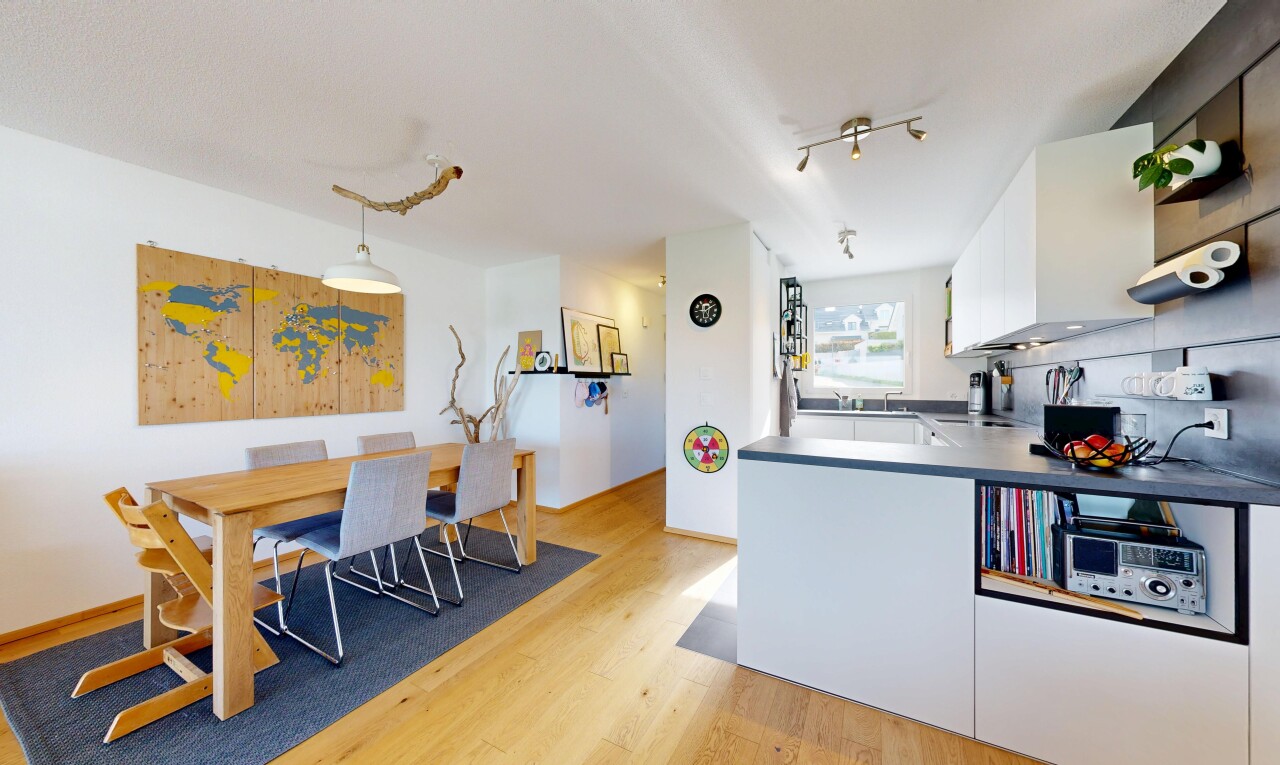 cuisine avec armoires blanches, white cabinets, sol en finition bois, wood finish floor, et inside property