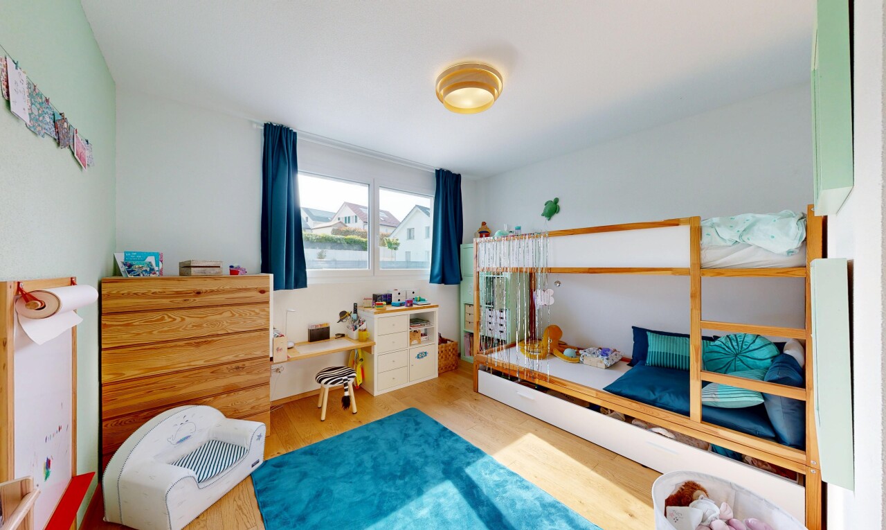 chambre avec wood finish floor, sol en finition bois, natural light, lumière naturelle, et inside property