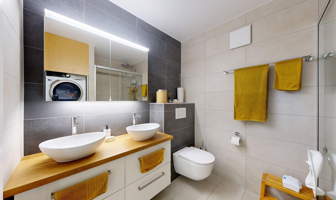 salle de bains avec salle de bain complète, mur en carrelage, tile wall, douche, et inside property