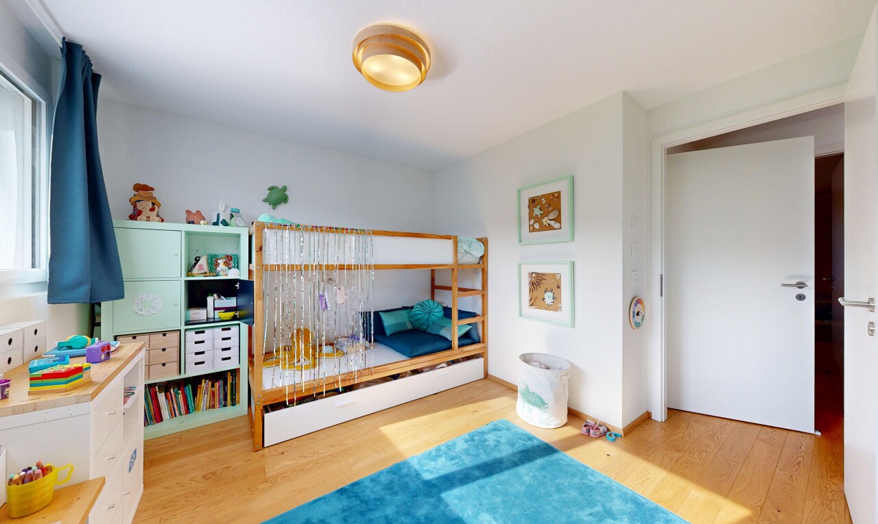 chambre avec wood finish floor, sol en finition bois, inside property, drywall, et cloison sèche
