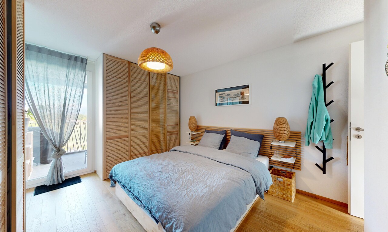chambre avec sol en finition bois, wood finish floor, placard, cloison sèche, et drywall